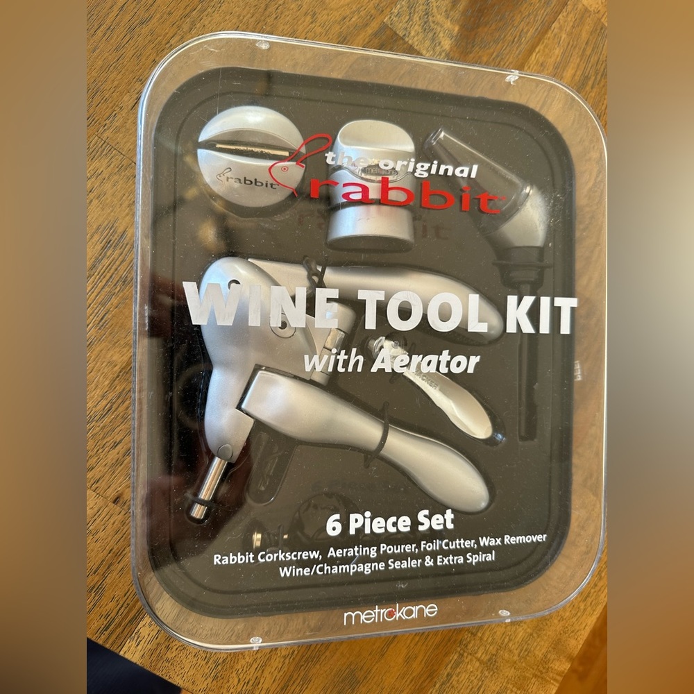 Rabbit wine tool kit with aerator